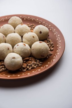 İrmik / Rawa / Rava Laddu veya Laddoo Veya Ladu Laddu, Maharashtra, Hindistan popüler bir tatlı yemek
