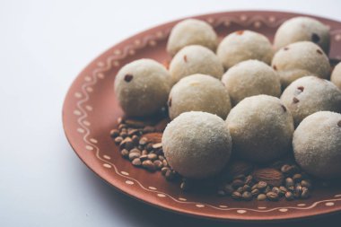 İrmik / Rawa / Rava Laddu veya Laddoo Veya Ladu Laddu, Maharashtra, Hindistan popüler bir tatlı yemek