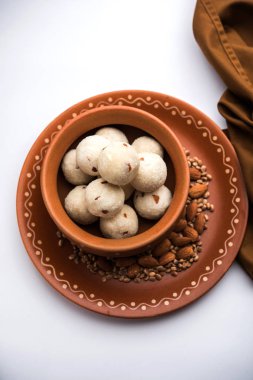 İrmik / Rawa / Rava Laddu veya Laddoo Veya Ladu Laddu, Maharashtra, Hindistan popüler bir tatlı yemek