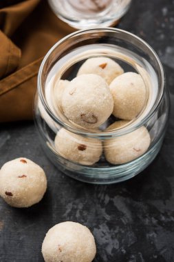 İrmik / Rawa / Rava Laddu veya Laddoo Veya Ladu Laddu, Maharashtra, Hindistan popüler bir tatlı yemek