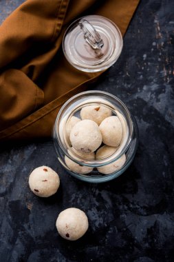 İrmik / Rawa / Rava Laddu veya Laddoo Veya Ladu Laddu, Maharashtra, Hindistan popüler bir tatlı yemek