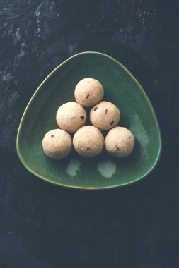 İrmik / Rawa / Rava Laddu veya Laddoo Veya Ladu Laddu, Maharashtra, Hindistan popüler bir tatlı yemek