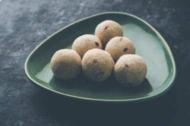 İrmik / Rawa / Rava Laddu veya Laddoo Veya Ladu Laddu, Maharashtra, Hindistan popüler bir tatlı yemek