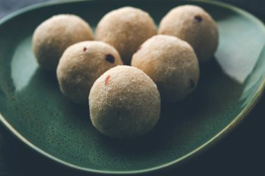 İrmik / Rawa / Rava Laddu veya Laddoo Veya Ladu Laddu, Maharashtra, Hindistan popüler bir tatlı yemek