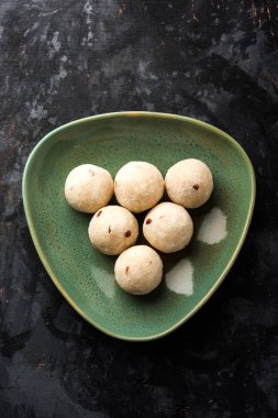 İrmik / Rawa / Rava Laddu veya Laddoo Veya Ladu Laddu, Maharashtra, Hindistan popüler bir tatlı yemek