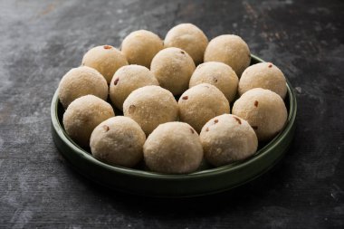 İrmik / Rawa / Rava Laddu veya Laddoo Veya Ladu Laddu, Maharashtra, Hindistan popüler bir tatlı yemek