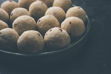 İrmik / Rawa / Rava Laddu veya Laddoo Veya Ladu Laddu, Maharashtra, Hindistan popüler bir tatlı yemek