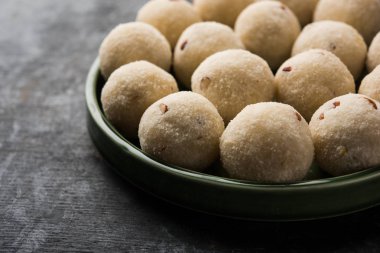 İrmik / Rawa / Rava Laddu veya Laddoo Veya Ladu Laddu, Maharashtra, Hindistan popüler bir tatlı yemek