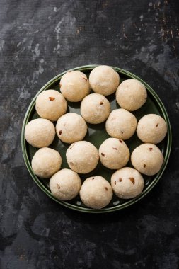 İrmik / Rawa / Rava Laddu veya Laddoo Veya Ladu Laddu, Maharashtra, Hindistan popüler bir tatlı yemek