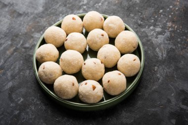 İrmik / Rawa / Rava Laddu veya Laddoo Veya Ladu Laddu, Maharashtra, Hindistan popüler bir tatlı yemek