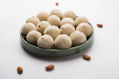 İrmik / Rawa / Rava Laddu veya Laddoo Veya Ladu Laddu, Maharashtra, Hindistan popüler bir tatlı yemek