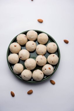 İrmik / Rawa / Rava Laddu veya Laddoo Veya Ladu Laddu, Maharashtra, Hindistan popüler bir tatlı yemek
