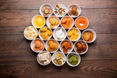 Diwali veya diğer festivaller, seçici odak için kase çeşitli Hint tatlılar / mithai Rangoli