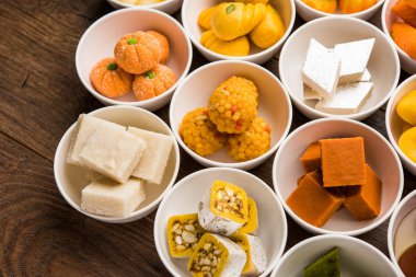 Diwali veya diğer festivaller, seçici odak için kase çeşitli Hint tatlılar / mithai Rangoli