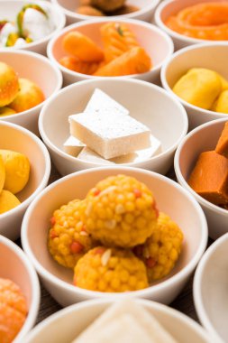 Diwali veya diğer festivaller, seçici odak için kase çeşitli Hint tatlılar / mithai Rangoli