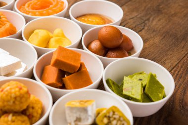 Diwali veya diğer festivaller, seçici odak için kase çeşitli Hint tatlılar / mithai Rangoli