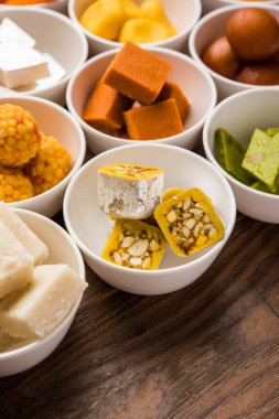 Diwali veya diğer festivaller, seçici odak için kase çeşitli Hint tatlılar / mithai Rangoli