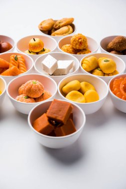 Diwali veya diğer festivaller, seçici odak için kase çeşitli Hint tatlılar / mithai Rangoli