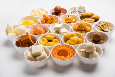 Diwali veya diğer festivaller, seçici odak için kase çeşitli Hint tatlılar / mithai Rangoli