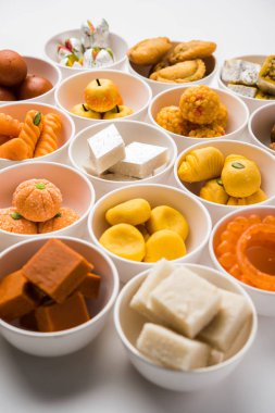 Diwali veya diğer festivaller, seçici odak için kase çeşitli Hint tatlılar / mithai Rangoli