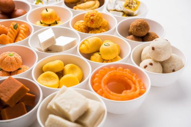 Diwali veya diğer festivaller, seçici odak için kase çeşitli Hint tatlılar / mithai Rangoli