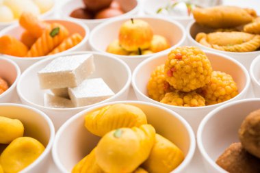 Diwali veya diğer festivaller, seçici odak için kase çeşitli Hint tatlılar / mithai Rangoli