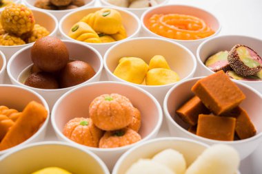 Diwali veya diğer festivaller, seçici odak için kase çeşitli Hint tatlılar / mithai Rangoli