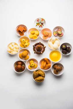 Diwali veya diğer festivaller, seçici odak için kase çeşitli Hint tatlılar / mithai Rangoli