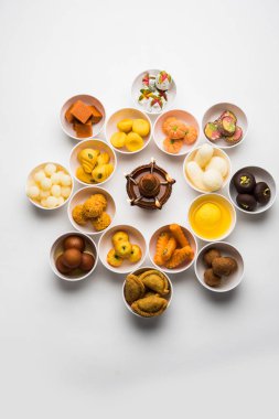 Diwali veya diğer festivaller, seçici odak için kase çeşitli Hint tatlılar / mithai Rangoli