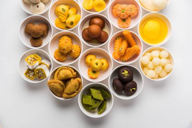 Diwali veya diğer festivaller, seçici odak için kase çeşitli Hint tatlılar / mithai Rangoli