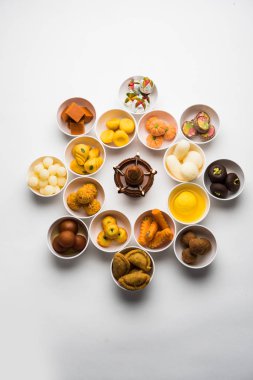 Diwali veya diğer festivaller, seçici odak için kase çeşitli Hint tatlılar / mithai Rangoli