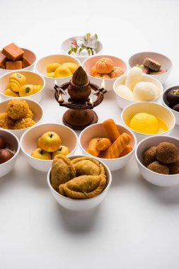 Diwali veya diğer festivaller, seçici odak için kase çeşitli Hint tatlılar / mithai Rangoli