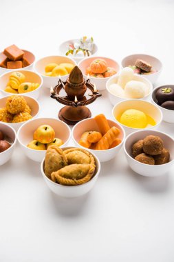 Diwali veya diğer festivaller, seçici odak için kase çeşitli Hint tatlılar / mithai Rangoli