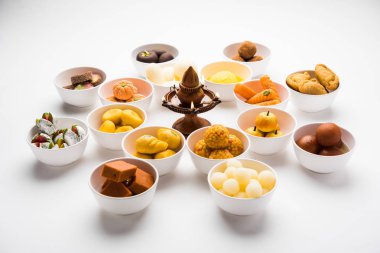 Diwali veya diğer festivaller, seçici odak için kase çeşitli Hint tatlılar / mithai Rangoli