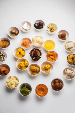 Diwali veya diğer festivaller, seçici odak için kase çeşitli Hint tatlılar / mithai Rangoli