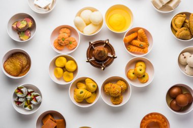 Diwali veya diğer festivaller, seçici odak için kase çeşitli Hint tatlılar / mithai Rangoli