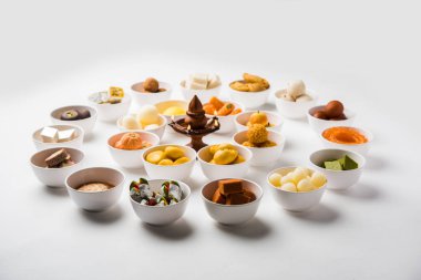 Diwali veya diğer festivaller, seçici odak için kase çeşitli Hint tatlılar / mithai Rangoli