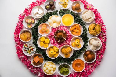 Çiçek Rangoli tatlılar / mithai ve diya diya diwali veya Hindistan'da başka festivaller için kase, seçici odak