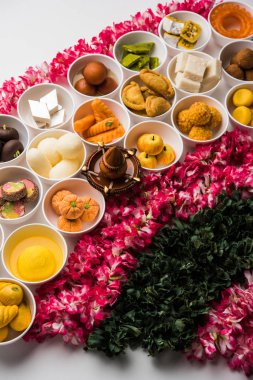 Çiçek Rangoli tatlılar / mithai ve diya diya diwali veya Hindistan'da başka festivaller için kase, seçici odak