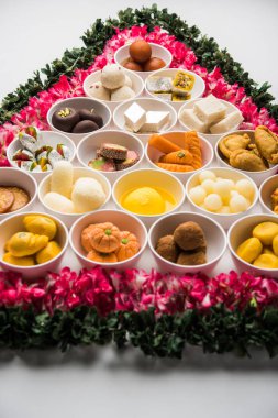 Çiçek Rangoli tatlılar / mithai ve diya diya diwali veya Hindistan'da başka festivaller için kase, seçici odak