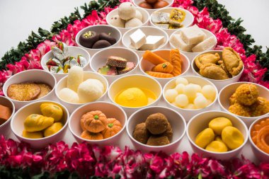Çiçek Rangoli tatlılar / mithai ve diya diya diwali veya Hindistan'da başka festivaller için kase, seçici odak