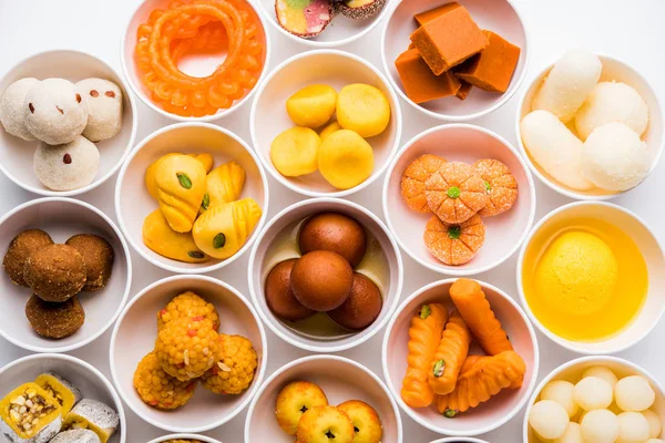 Diwali veya diğer festivaller, seçici odak için kase çeşitli Hint tatlılar / mithai Rangoli