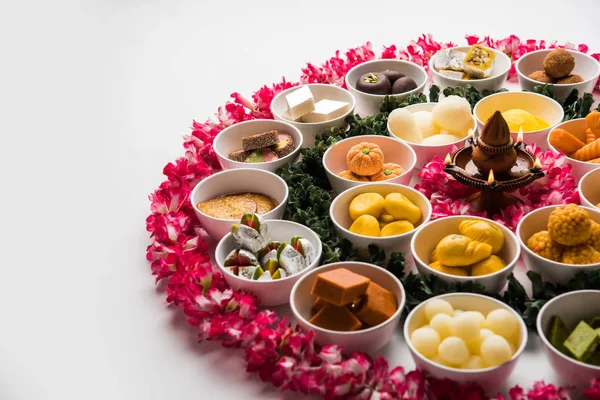 Flower Rangoli Con Dulces Mithai Diya Cuencos Para Diwali Cualquier — Foto de Stock