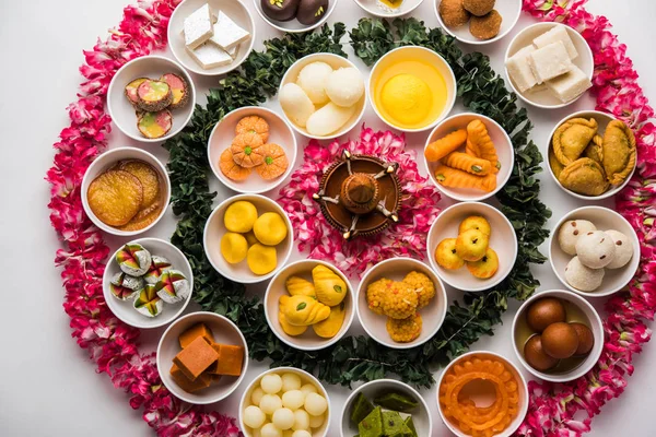 Rangoli Aux Fleurs Avec Bonbons Mithai Diya Dans Des Bols — Photo