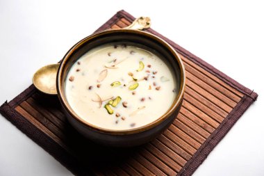 Basundi / Rabri veya Rabdi - yoğunlaştırılmış süt ve kuru meyvelerden yapılmış bir tatlıdır 