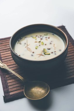 Basundi / Rabri veya Rabdi - yoğunlaştırılmış süt ve kuru meyvelerden yapılmış bir tatlıdır 