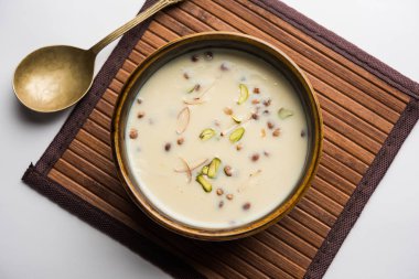 Basundi / Rabri veya Rabdi - yoğunlaştırılmış süt ve kuru meyvelerden yapılmış bir tatlıdır 