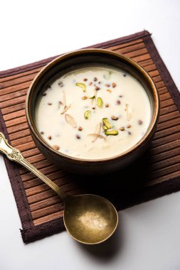 Basundi / Rabri veya Rabdi - yoğunlaştırılmış süt ve kuru meyvelerden yapılmış bir tatlıdır 