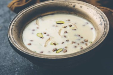 Basundi / Rabri veya Rabdi - yoğunlaştırılmış süt ve kuru meyvelerden yapılmış bir tatlıdır 