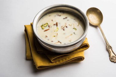 Basundi / Rabri veya Rabdi - yoğunlaştırılmış süt ve kuru meyvelerden yapılmış bir tatlıdır 